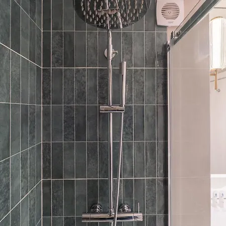 Stylish & Spacious Flat Near The By Hostwise Apartamento