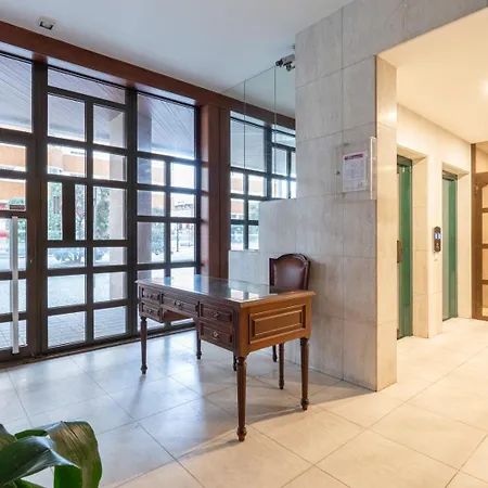 Appartement Hostwise - Stylish & Spacious Flat Near The