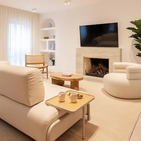 Stylish & Spacious Flat Near The By Hostwise Apartment *