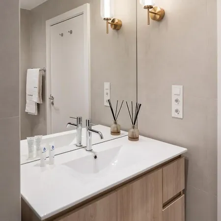 Stylish & Spacious Flat Near The By Hostwise Apartment