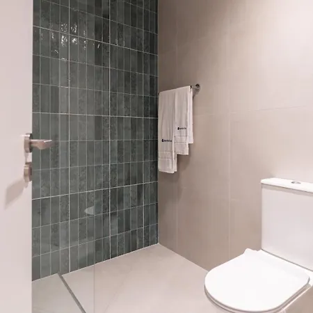 Appartement Hostwise - Stylish & Spacious Flat Near The *