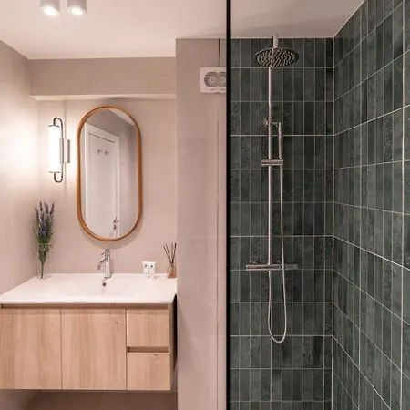 Stylish & Spacious Flat Near The By Hostwise