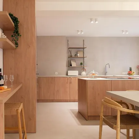 Stylish & Spacious Flat Near The By Hostwise *