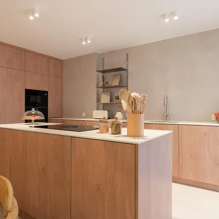 Stylish & Spacious Flat Near The By Hostwise