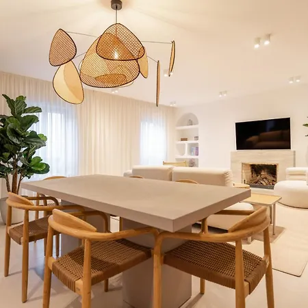 Stylish & Spacious Flat Near The By Hostwise Apartamento