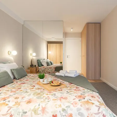Stylish & Spacious Flat Near The By Hostwise Apartamento