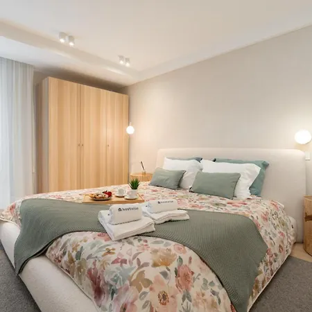 Stylish & Spacious Flat Near The By Hostwise *