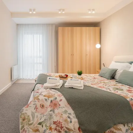 Hostwise - Stylish & Spacious Flat Near The
