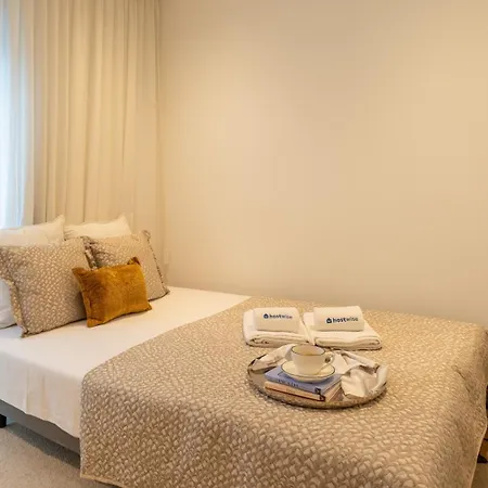 Stylish & Spacious Flat Near The By Hostwise Apartamento