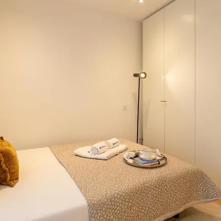 Apartment Stylish & Spacious Flat Near The By Hostwise