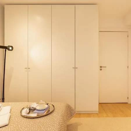 Stylish & Spacious Flat Near The By Hostwise Apartamento