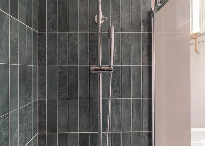 Stylish & Spacious Flat Near The By Hostwise Apartment