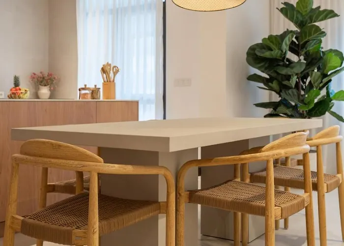 Stylish & Spacious Flat Near The By Hostwise