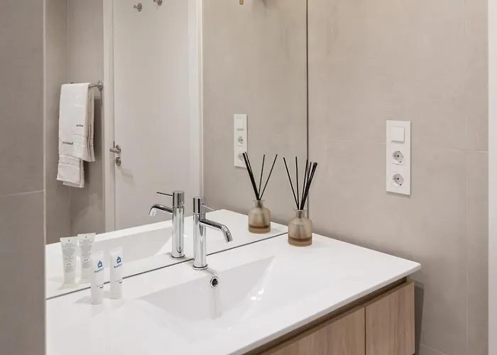 Stylish & Spacious Flat Near The By Hostwise Apartment