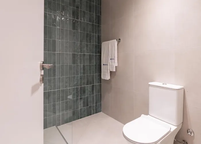 Apartment Stylish & Spacious Flat Near The By Hostwise *