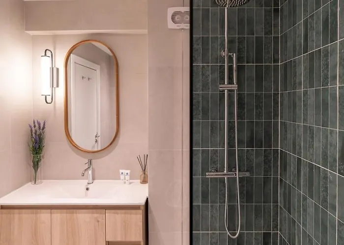 Stylish & Spacious Flat Near The By Hostwise