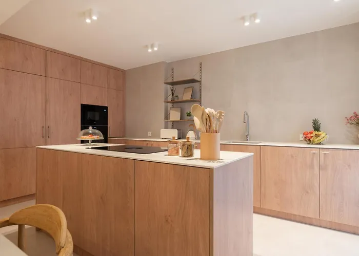 Stylish & Spacious Flat Near The By Hostwise