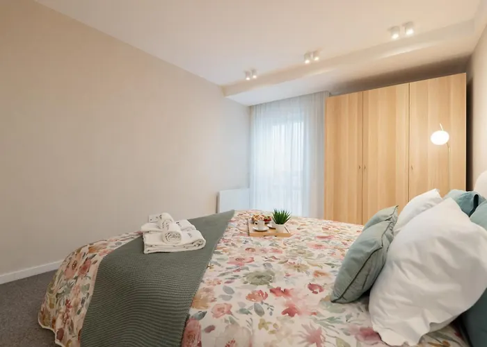 Apartment Stylish & Spacious Flat Near The By Hostwise