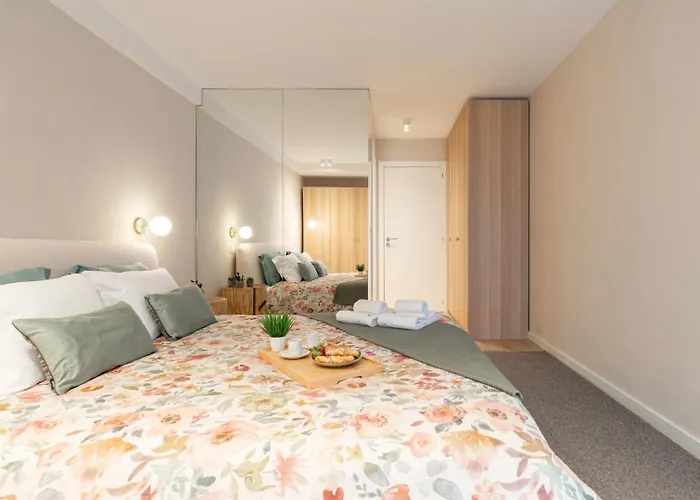 Stylish & Spacious Flat Near The By Hostwise Apartment