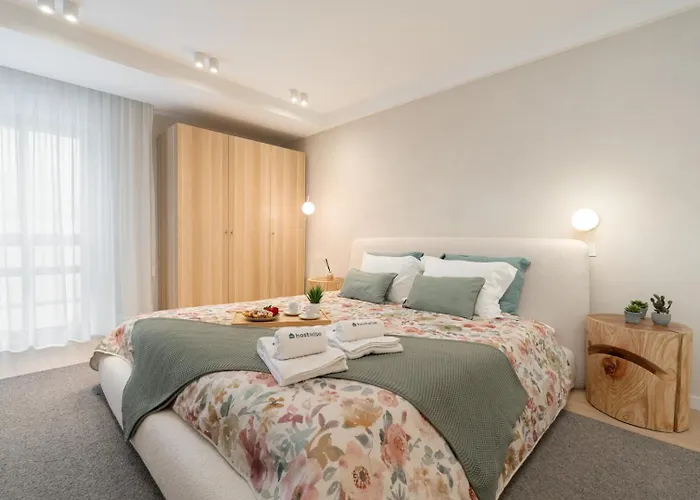 Stylish & Spacious Flat Near The By Hostwise *