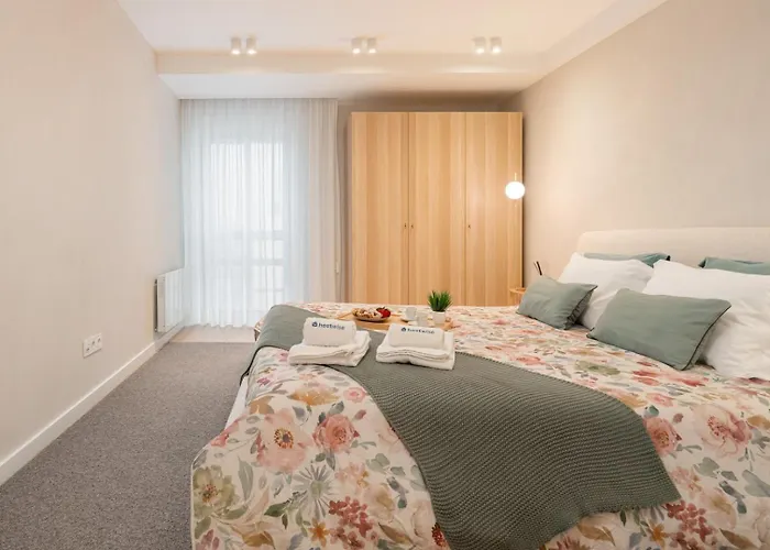 Stylish & Spacious Flat Near The By Hostwise