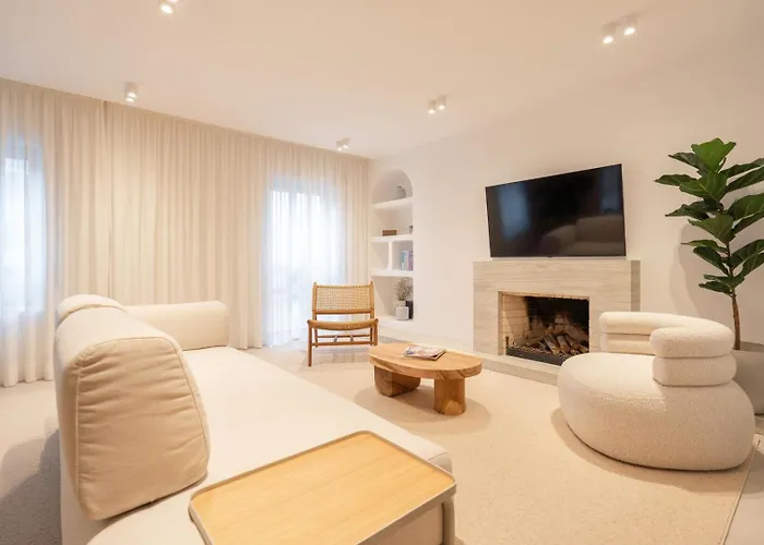 Stylish & Spacious Flat Near The By Hostwise Apartment *