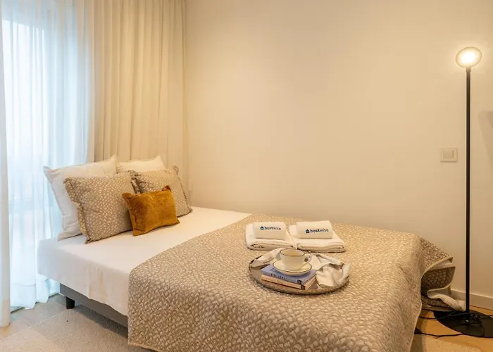 Stylish & Spacious Flat Near The By Hostwise Apartment