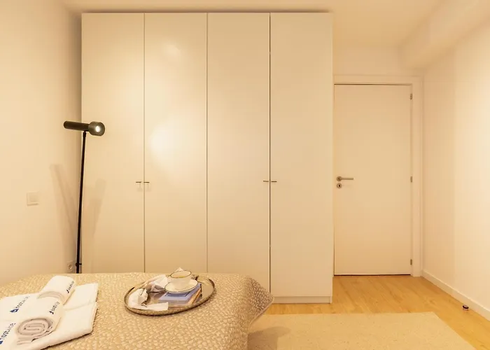 Stylish & Spacious Flat Near The By Hostwise Apartment